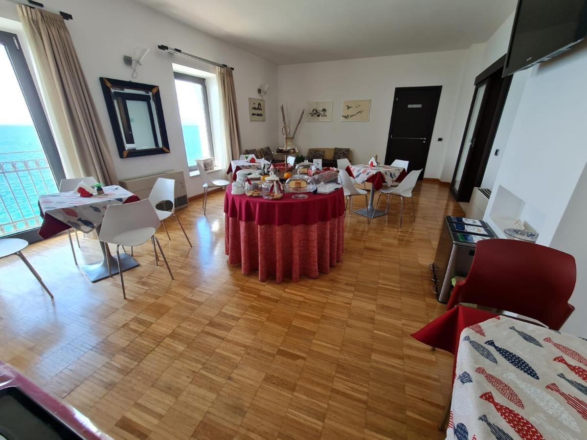 Baja Delle Sirene Bed & Breakfast Taranto Bagian luar foto
